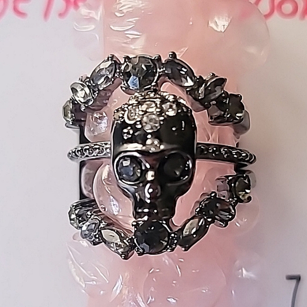 New! BETSEY JOHNSON Rare!! Skulls & Bows Collection Bridal Ring Set.